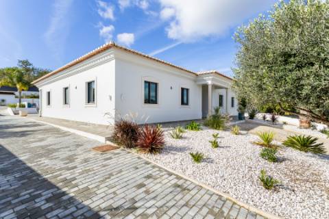 
VILLA DE ALTA QUALIDADE com 5 quartos totalmente renovada em 2023