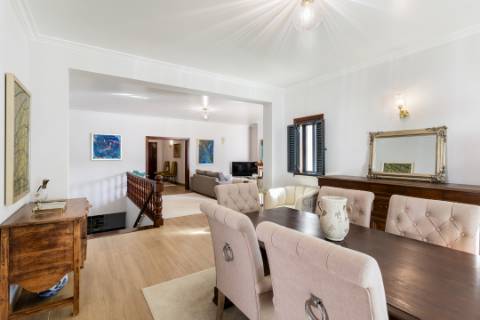 
VILLA DE ALTA QUALIDADE com 5 quartos totalmente renovada em 2023