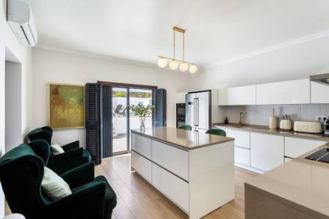 
VILLA DE ALTA QUALIDADE com 5 quartos totalmente renovada em 2023