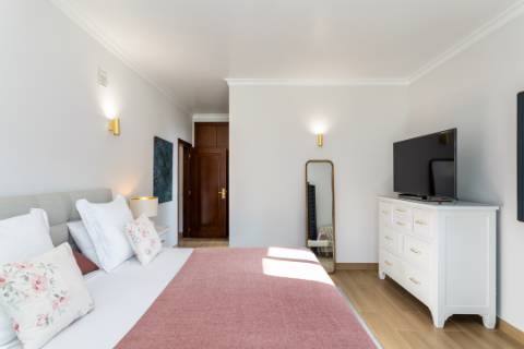 
VILLA DE ALTA QUALIDADE com 5 quartos totalmente renovada em 2023