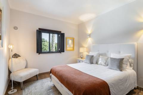 
VILLA DE ALTA QUALIDADE com 5 quartos totalmente renovada em 2023