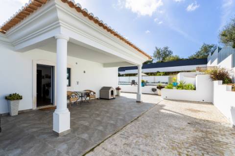 
VILLA DE ALTA QUALIDADE com 5 quartos totalmente renovada em 2023