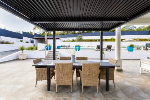 
VILLA DE ALTA QUALIDADE com 5 quartos totalmente renovada em 2023