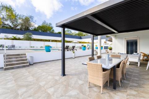 
VILLA DE ALTA QUALIDADE com 5 quartos totalmente renovada em 2023