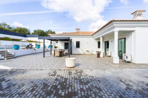 
VILLA DE ALTA QUALIDADE com 5 quartos totalmente renovada em 2023