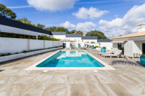 
VILLA DE ALTA QUALIDADE com 5 quartos totalmente renovada em 2023