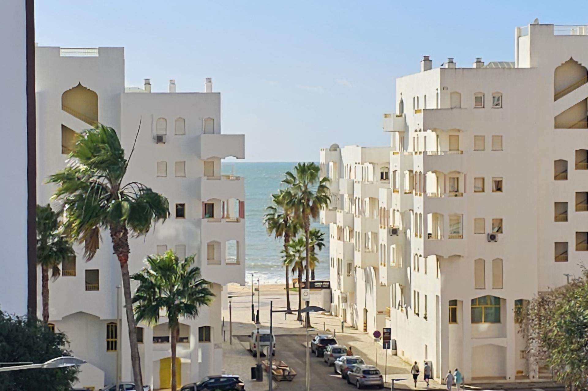 Apartamento T2 no coração de Quarteira
Com terraço exclusivo de mais de 300m² e vista parcial para o mar!
