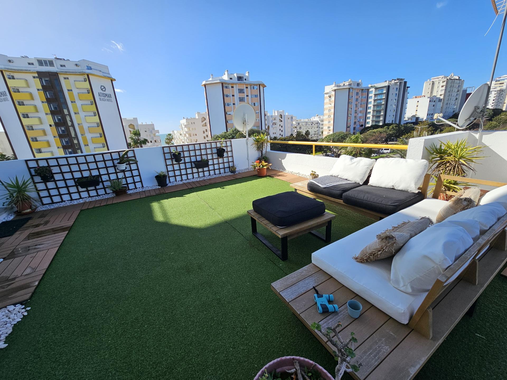 Apartamento T2 no coração de Quarteira
Com terraço exclusivo de mais de 300m² e vista parcial para o mar!
