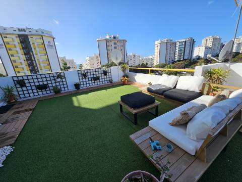 Apartamento T2 no coração de Quarteira
Com terraço exclusivo de mais de 300m² e vista parcial para o mar!
