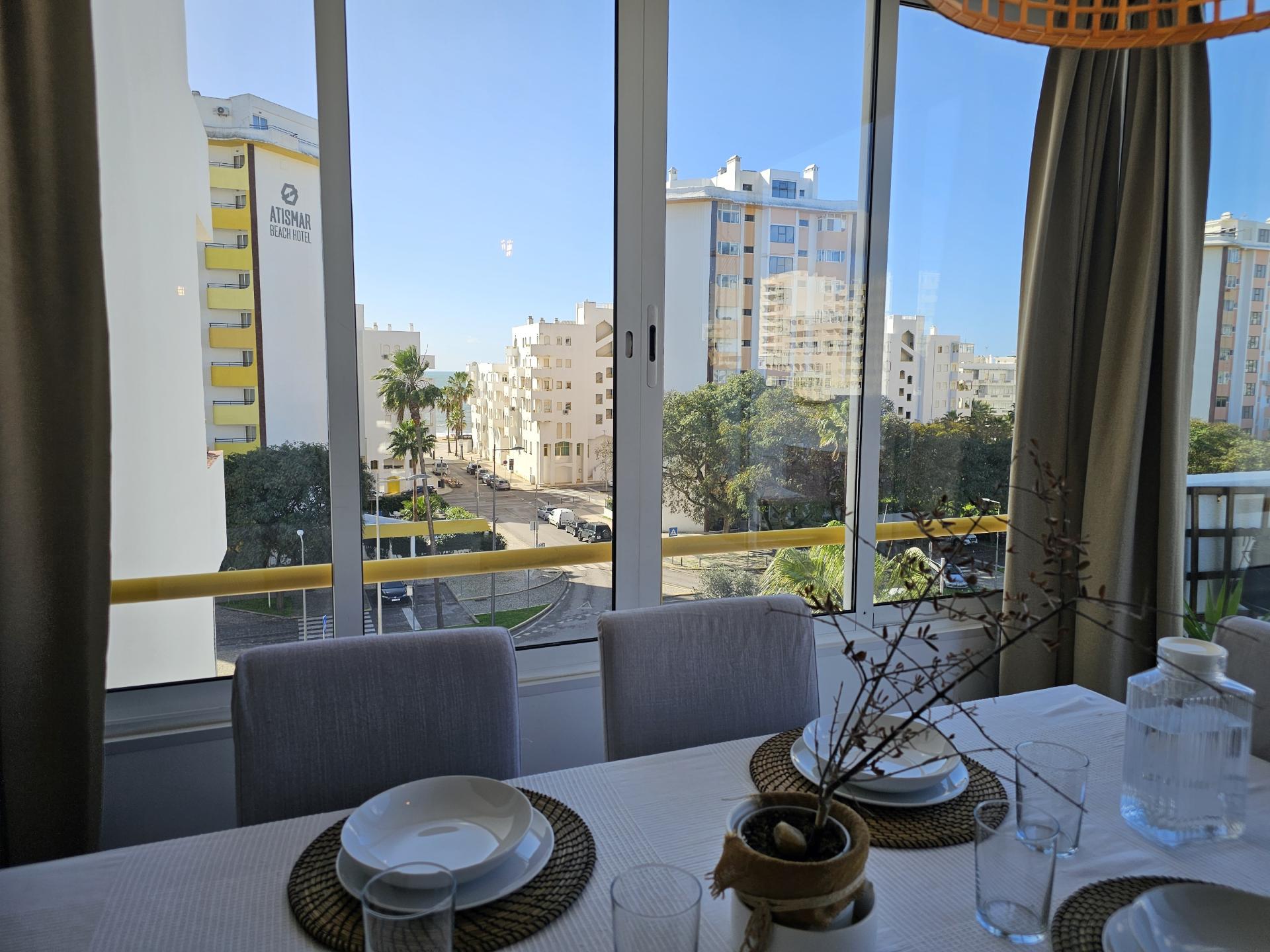 Apartamento T2 no coração de Quarteira
Com terraço exclusivo de mais de 300m² e vista parcial para o mar!

