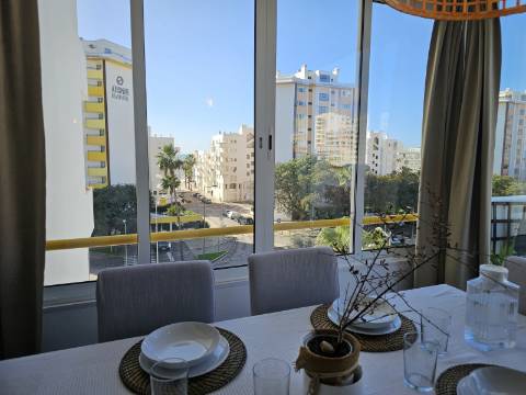 Apartamento T2 no coração de Quarteira
Com terraço exclusivo de mais de 300m² e vista parcial para o mar!
