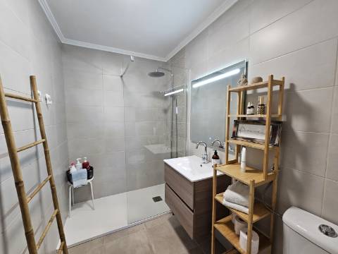 Apartamento T2 no coração de Quarteira
Com terraço exclusivo de mais de 300m² e vista parcial para o mar!
