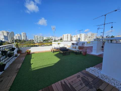 Apartamento T2 no coração de Quarteira
Com terraço exclusivo de mais de 300m² e vista parcial para o mar!
