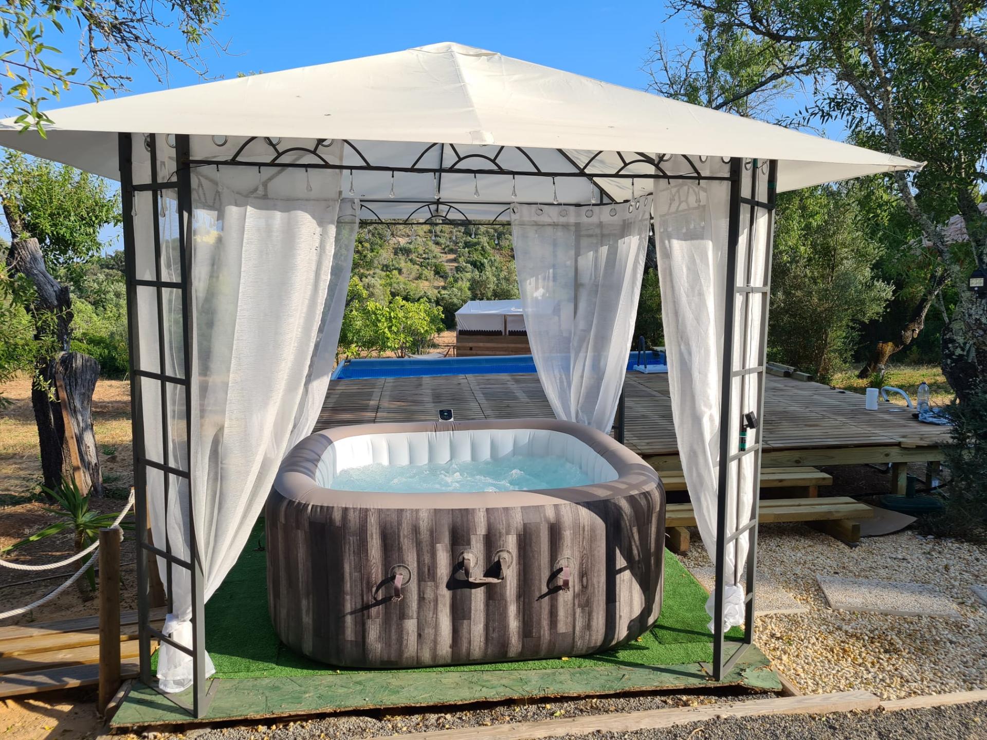 Moradia Tradicional Renovada com 4.300 m² de Terreno - Loulé