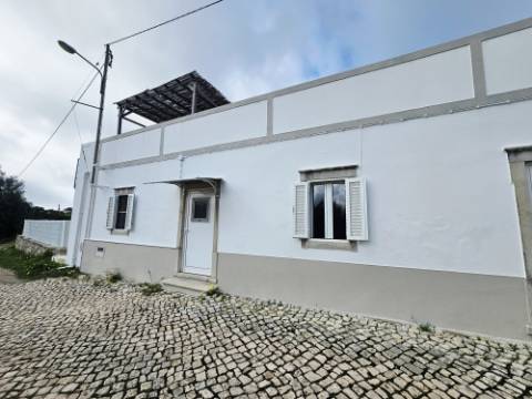 Moradia Tradicional Renovada com 4.300 m² de Terreno - Loulé