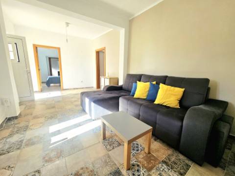 Moradia Tradicional Renovada com 4.300 m² de Terreno - Loulé