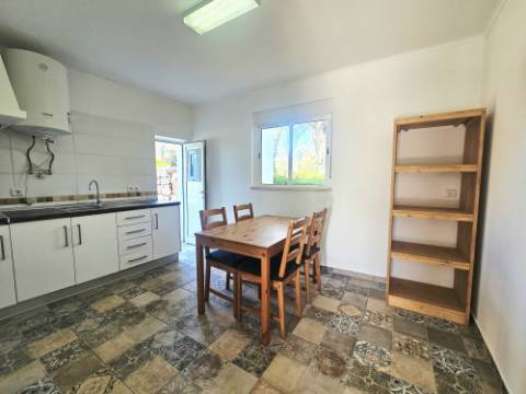 Moradia Tradicional Renovada com 4.300 m² de Terreno - Loulé