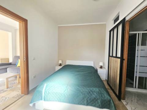 Moradia Tradicional Renovada com 4.300 m² de Terreno - Loulé