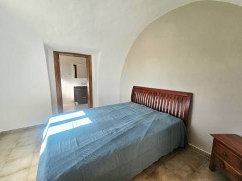 Moradia Tradicional Renovada com 4.300 m² de Terreno - Loulé