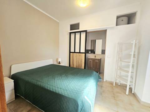 Moradia Tradicional Renovada com 4.300 m² de Terreno - Loulé