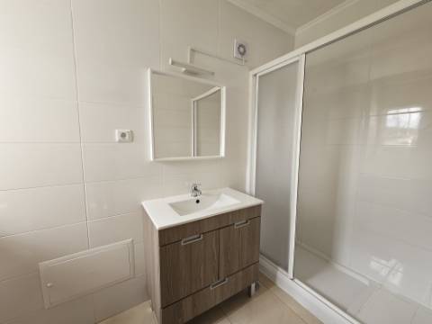 Moradia Tradicional Renovada com 4.300 m² de Terreno - Loulé