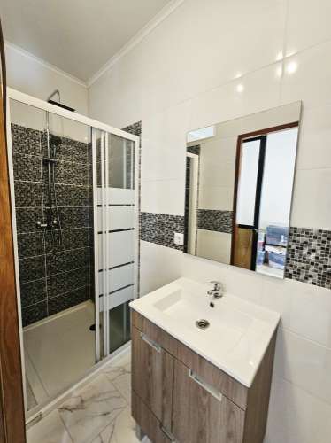 Moradia Tradicional Renovada com 4.300 m² de Terreno - Loulé