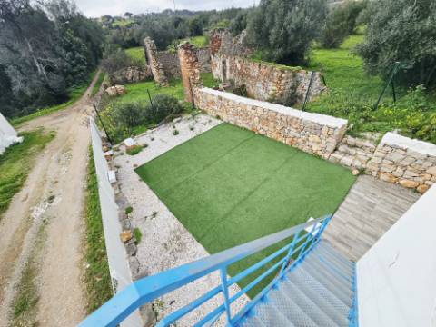 Moradia Tradicional Renovada com 4.300 m² de Terreno - Loulé