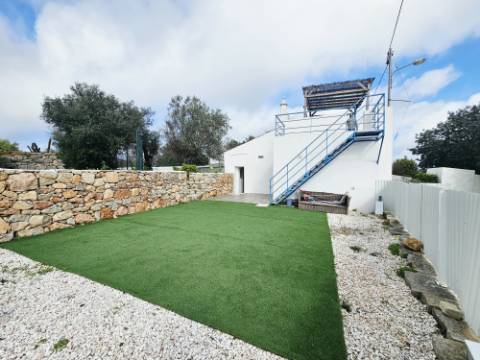 Moradia Tradicional Renovada com 4.300 m² de Terreno - Loulé