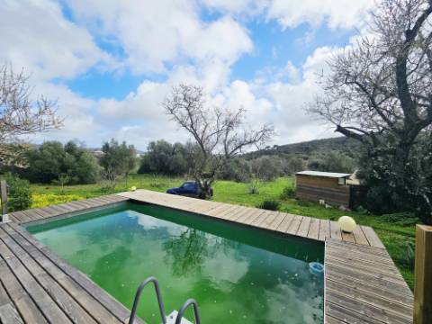 Moradia Tradicional Renovada com 4.300 m² de Terreno - Loulé