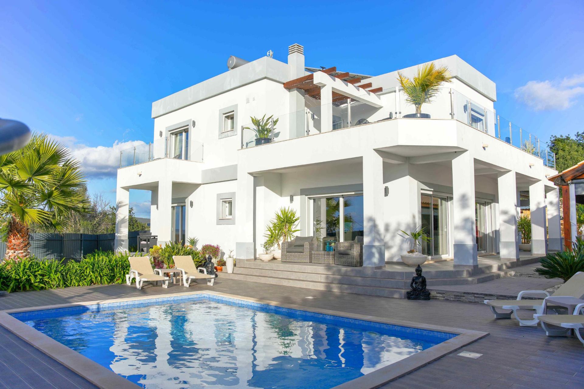 Moradia moderna com detalhes Exclusivos e Piscina Privada próxima da cidade