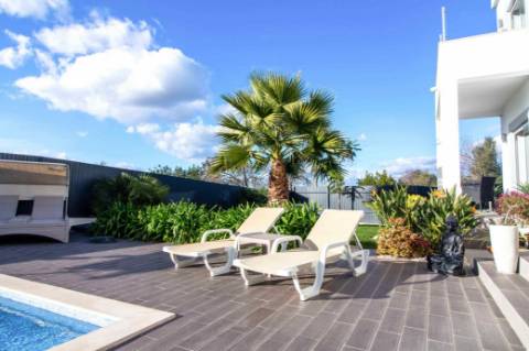 Moradia moderna com detalhes Exclusivos e Piscina Privada próxima da cidade