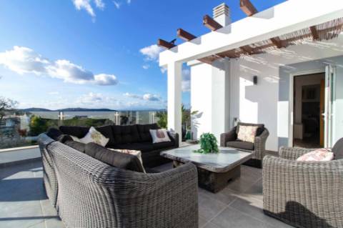 Moradia moderna com detalhes Exclusivos e Piscina Privada próxima da cidade