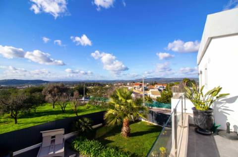 Moradia moderna com detalhes Exclusivos e Piscina Privada próxima da cidade