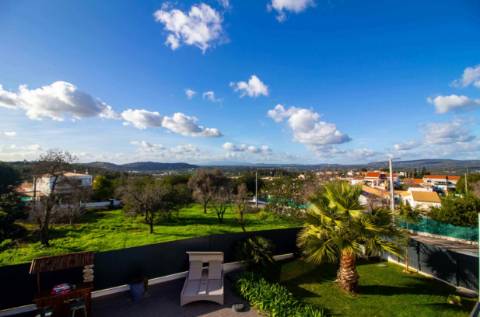 Moradia moderna com detalhes Exclusivos e Piscina Privada próxima da cidade