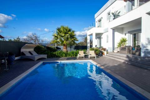 Moradia moderna com detalhes Exclusivos e Piscina Privada próxima da cidade