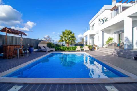 Moradia moderna com detalhes Exclusivos e Piscina Privada próxima da cidade