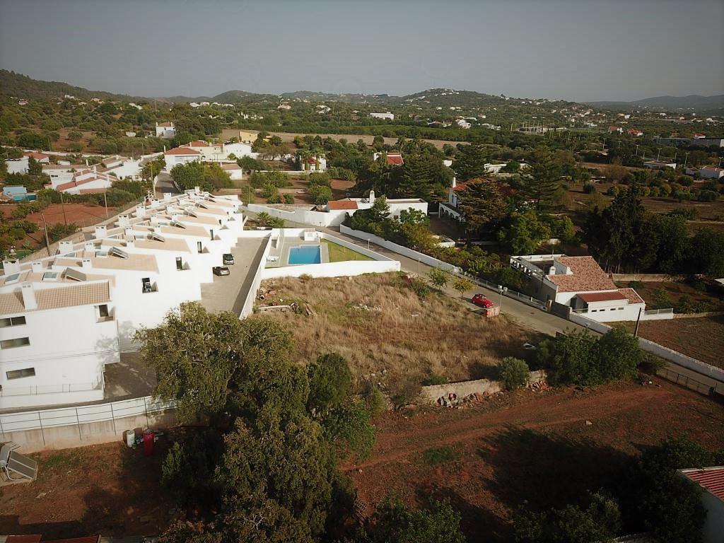 Lote com projecto aprovado para moradia de 3 quartos