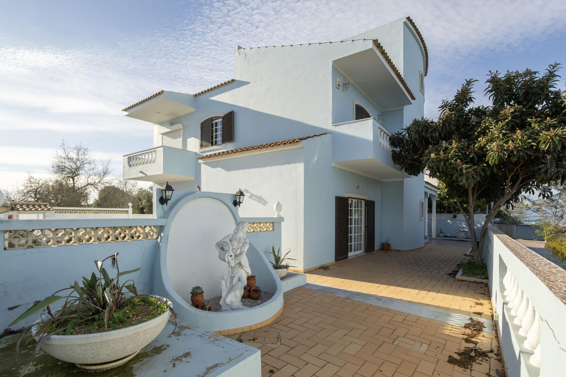 Moradia T4 com Piscina e 236 m² - Excelente Potencial Perto da Fuseta