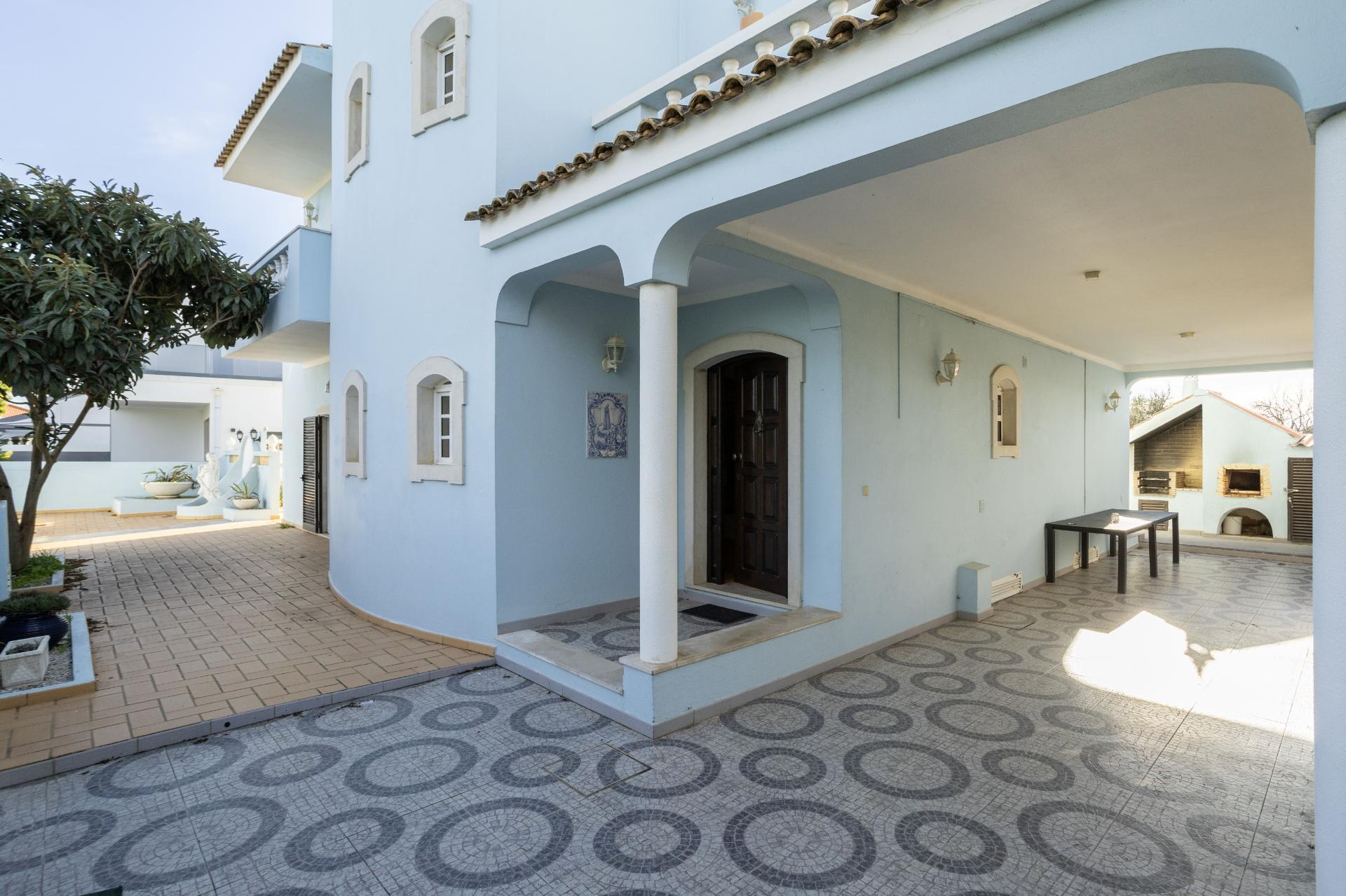 Moradia T4 com Piscina e 236 m² - Excelente Potencial Perto da Fuseta