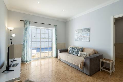 Moradia T4 com Piscina e 236 m² - Excelente Potencial Perto da Fuseta