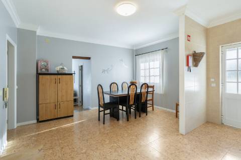 Moradia T4 com Piscina e 236 m² - Excelente Potencial Perto da Fuseta