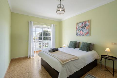 Moradia T4 com Piscina e 236 m² - Excelente Potencial Perto da Fuseta