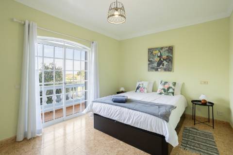 Moradia T4 com Piscina e 236 m² - Excelente Potencial Perto da Fuseta