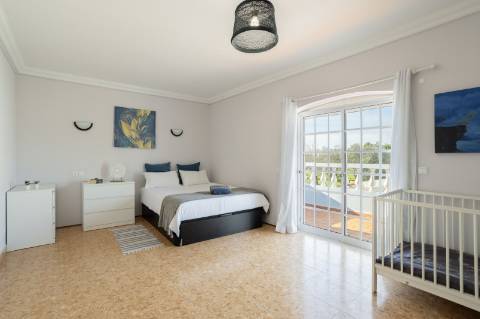 Moradia T4 com Piscina e 236 m² - Excelente Potencial Perto da Fuseta