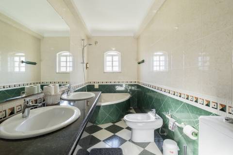 Moradia T4 com Piscina e 236 m² - Excelente Potencial Perto da Fuseta