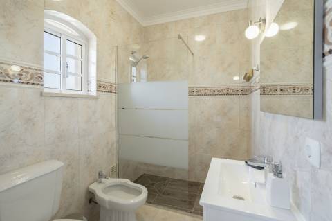 Moradia T4 com Piscina e 236 m² - Excelente Potencial Perto da Fuseta