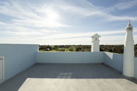 Moradia T4 com Piscina e 236 m² - Excelente Potencial Perto da Fuseta