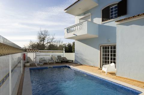 Moradia T4 com Piscina e 236 m² - Excelente Potencial Perto da Fuseta