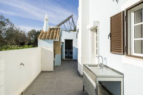 Moradia T4 com Piscina e 236 m² - Excelente Potencial Perto da Fuseta