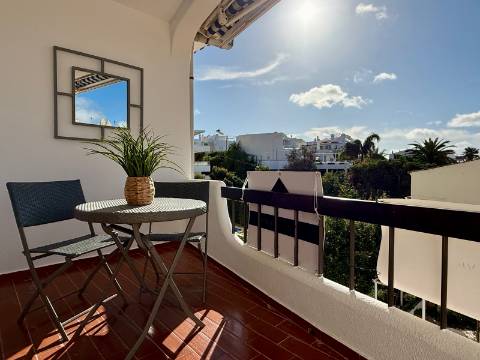 Apartamento T2 Renovado com Vista Mar em Ferragudo - 1.º Andar sem Elevador